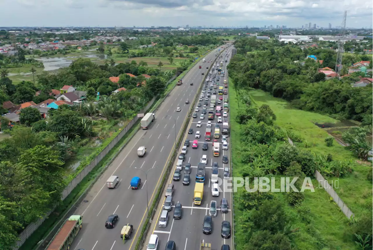 Polisi Alihkan Lalu Lintas dari Gerbang Tol Cikupa Saat Puncak Mudik |Republika Online