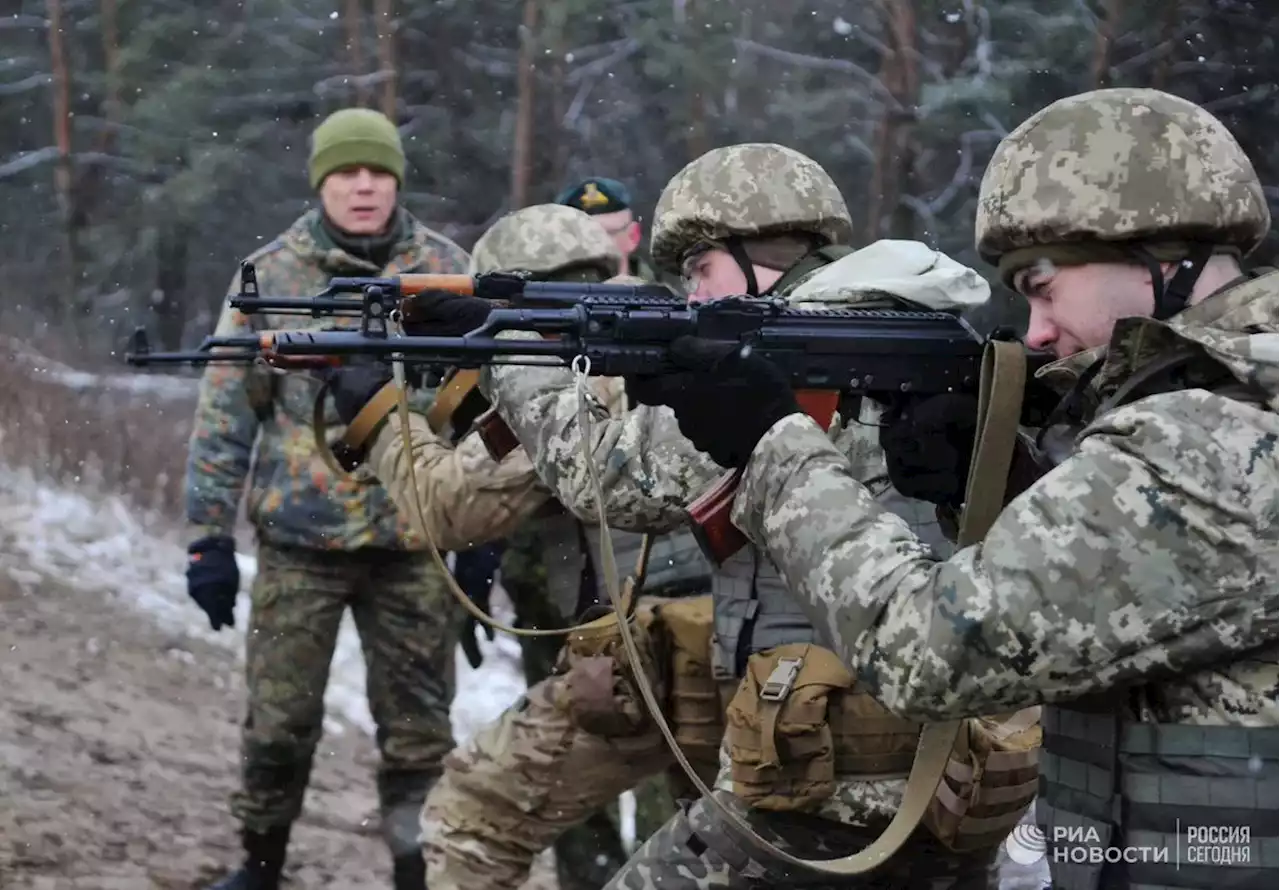 Канадские военные инструкторы обучали украинских неонацистов, сообщили СМИ