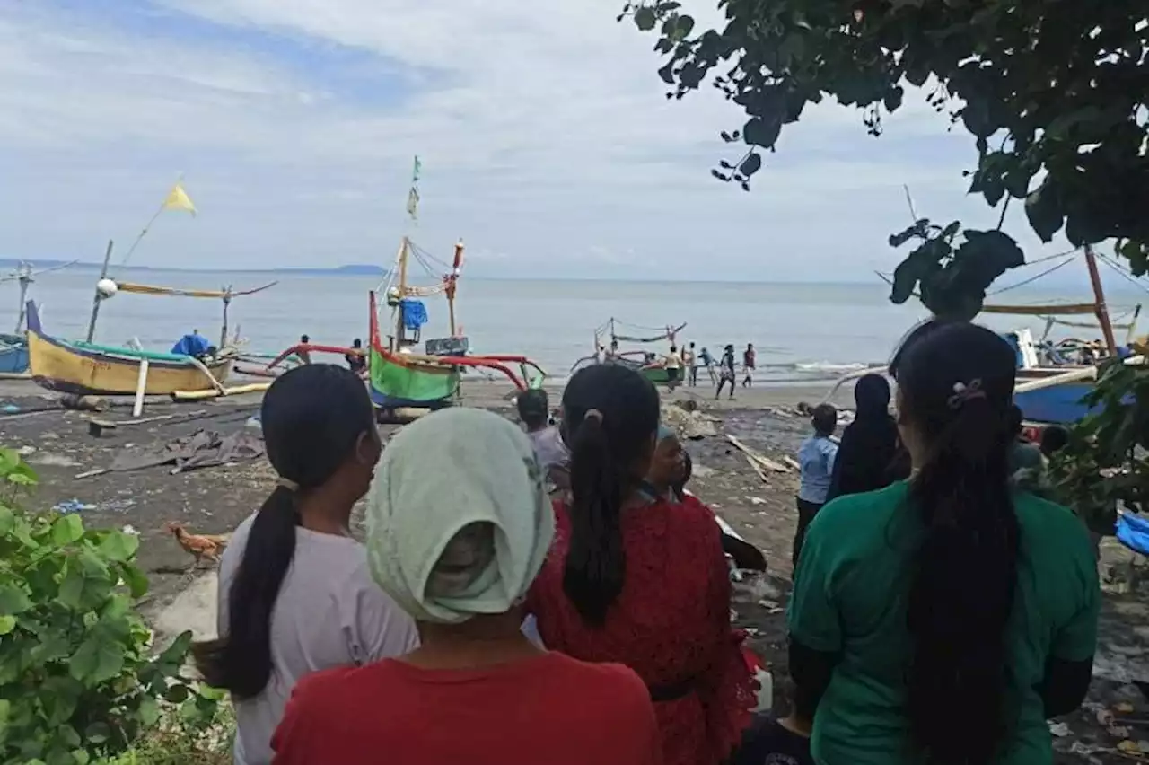 Nekat Mudik Pakai Sampan Seberangi Selat Bali, 5 Pemudik Jatuh ke Laut 1 Hilang