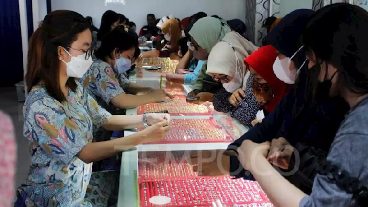 Menjelang Lebaran, Warga Berbondong-bondong Beli Perhiasan Emas