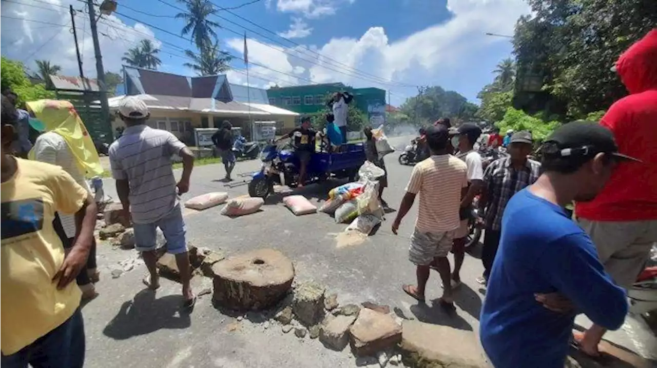 Bupati Tuasikal Abua Janji Selesaikan Masalah Pemilihan Raja Tulehu, Akses Jalan Akhirnya Dibuka - Tribunambon.com