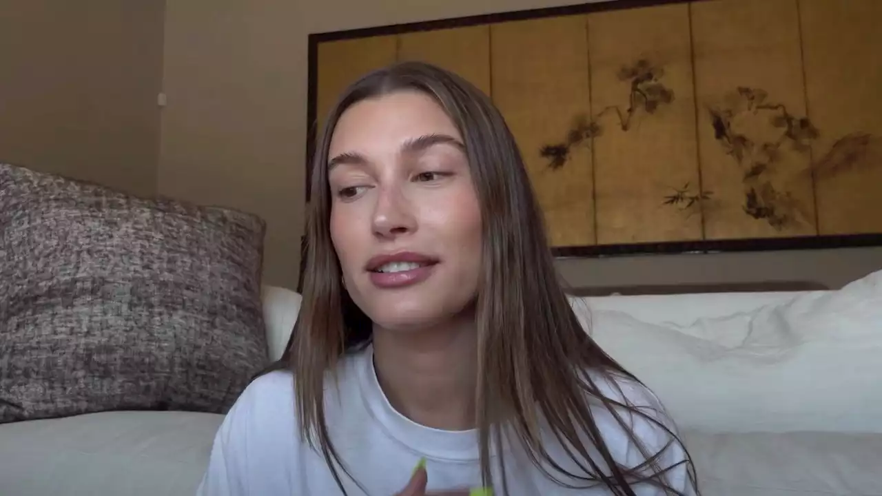 Hailey Bieber racconta l'ictus dello scorso marzo: «Ora sto bene, ma è stato spaventoso»