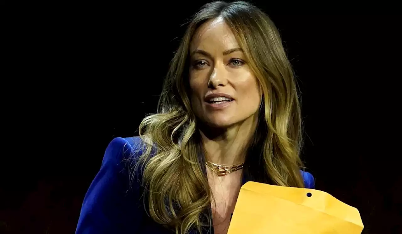 Olivia Wilde served custody documents while on stage