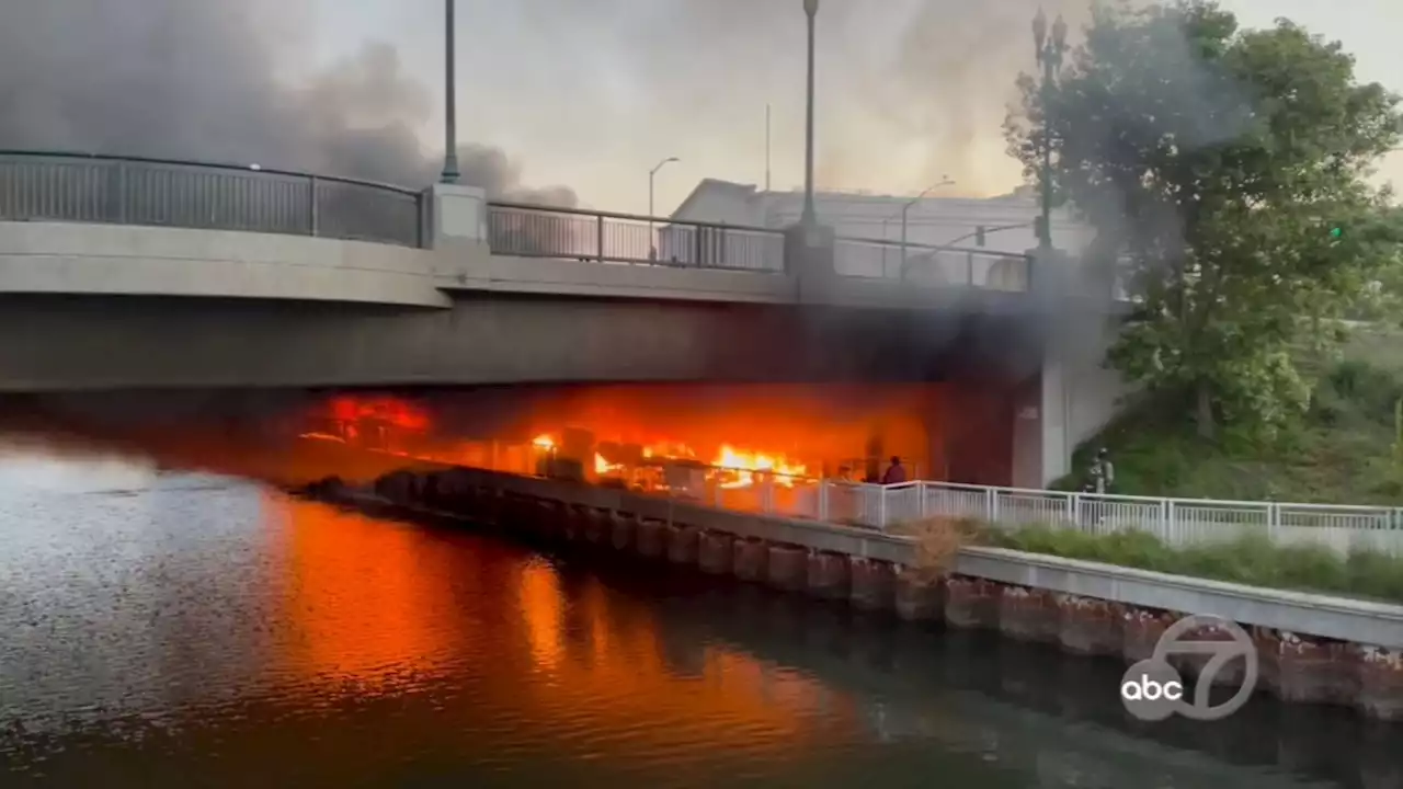 Large encampment fire breaks out under bridge near Oakland's Lake Merritt