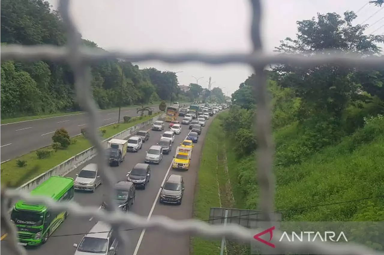 Arus kendaraan masuk tol Semarang-Solo padat