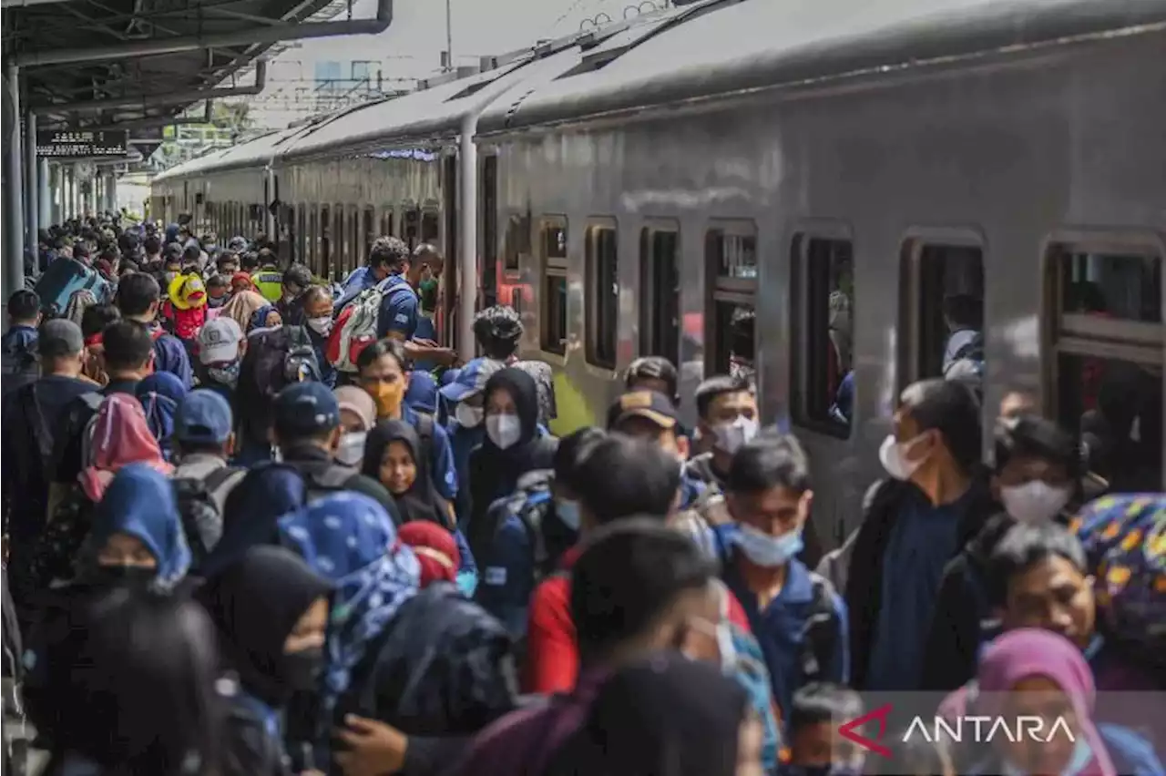 Puncak arus mudik kereta api diprediksi jatuh pada H-2 lebaran - Ramadhan ANTARA News