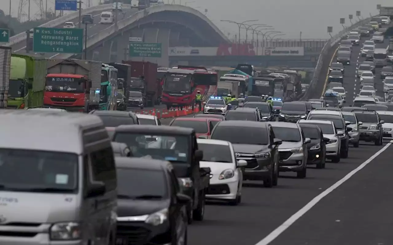 Terpantau Padat Merayap, Contraflow Kembali Diberlakukan di Tol Jakarta-Cikampek KM 47 - KM 70 | Ekonomi - Bisnis.com