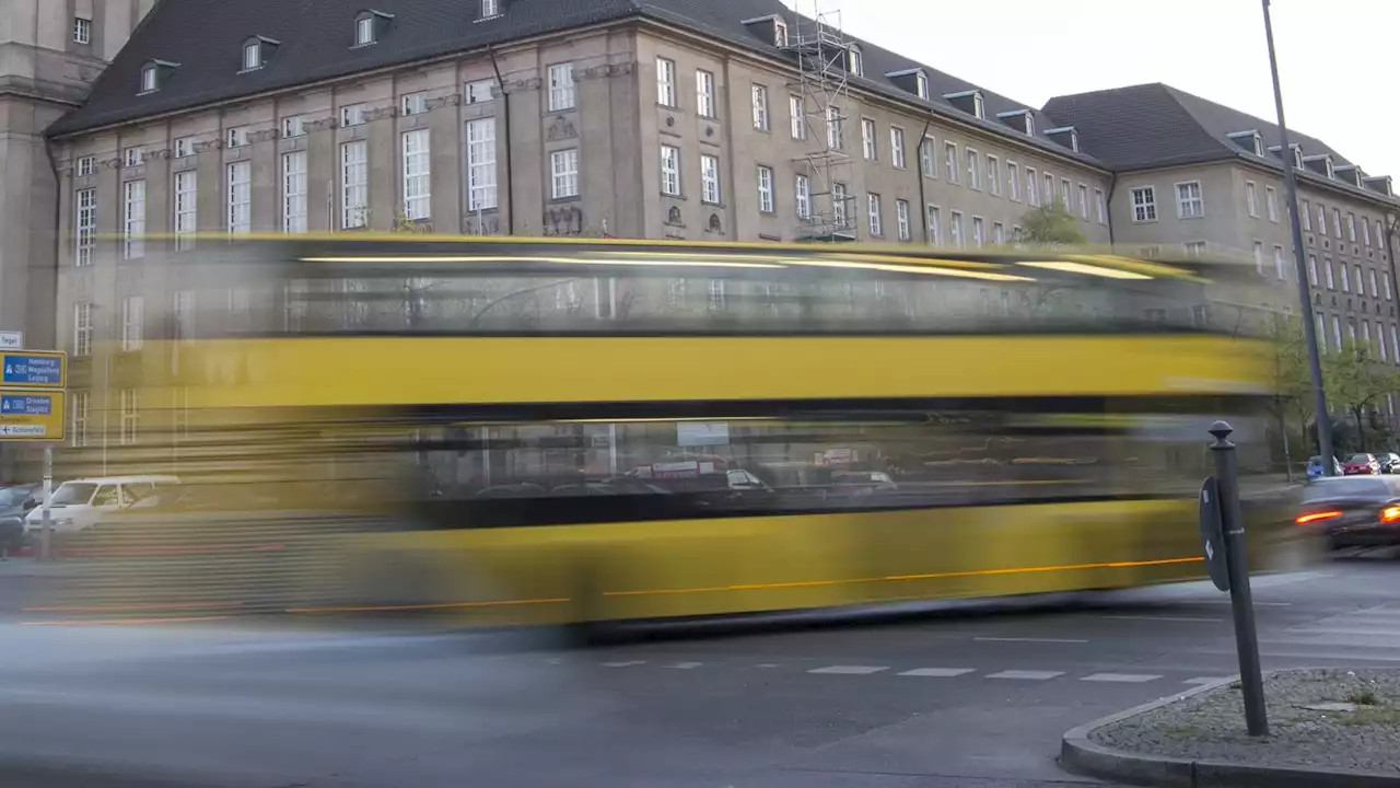 Rentnerin (84) stürzt bei Bremsmanöver von Linienbus – schwer verletzt!