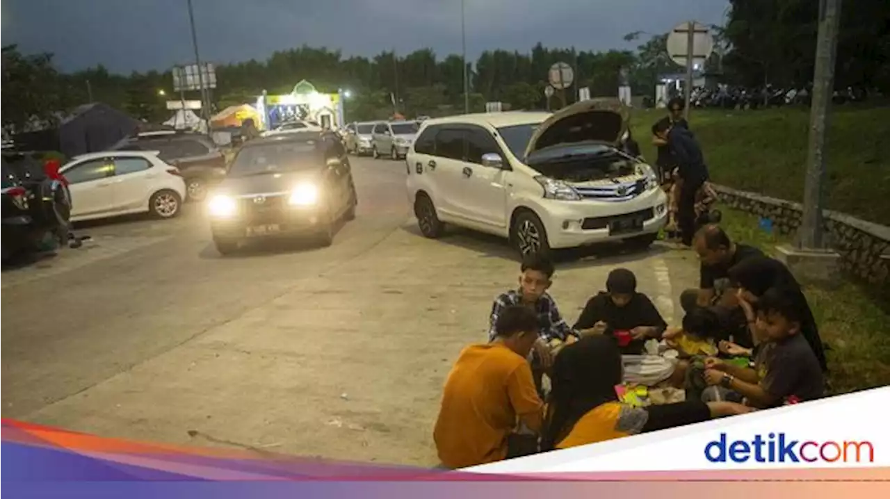 Bukan Piknik, Pemudik Berbuka Puasa di Emperan Rest Area