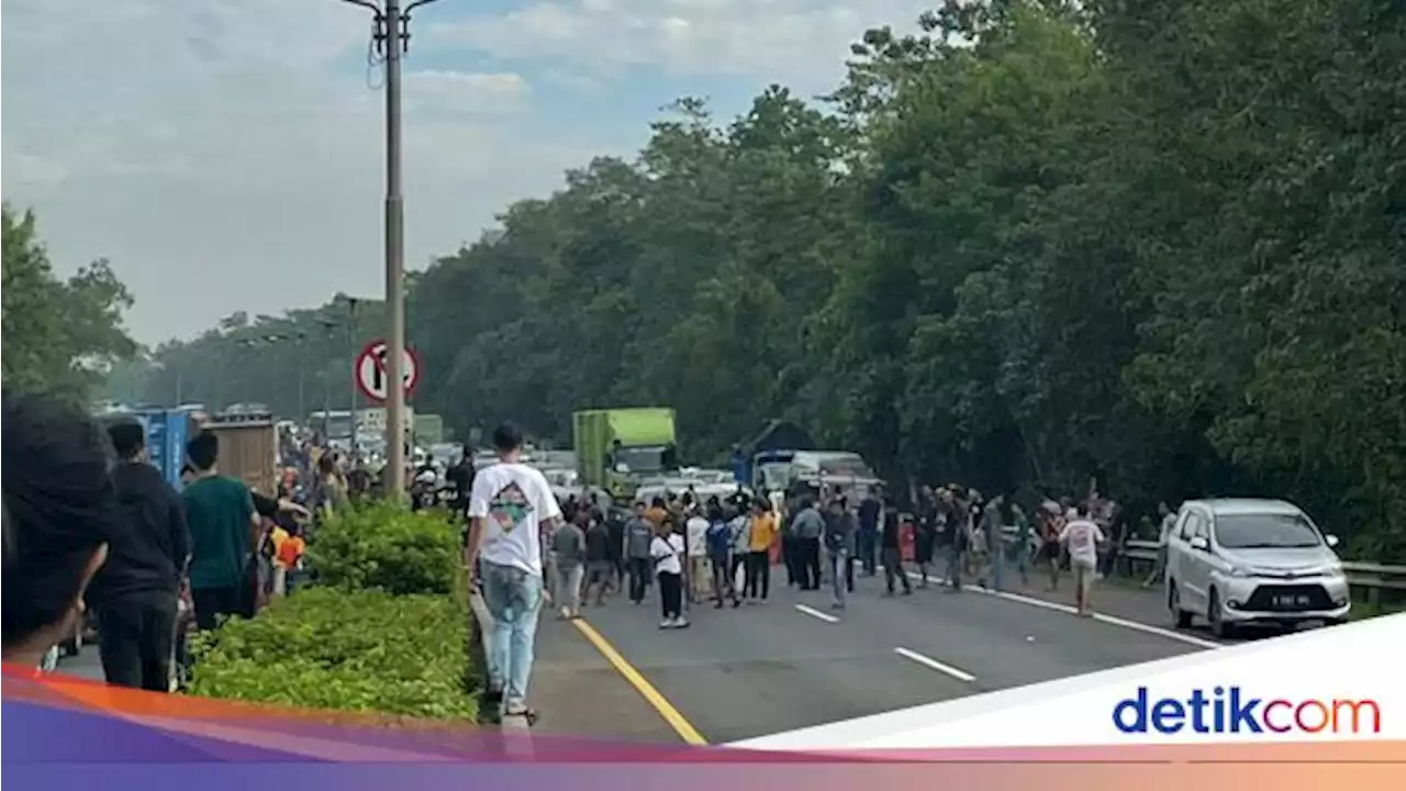 Warga Sempat Blokir Tol Cipularang, Polisi: Nunggu One Way Selesai