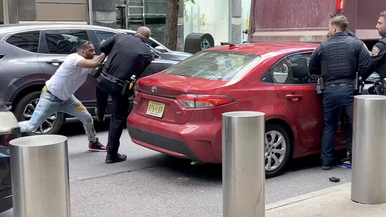 Man shoves NYPD officer, flees on foot after being stopped in Manhattan: video