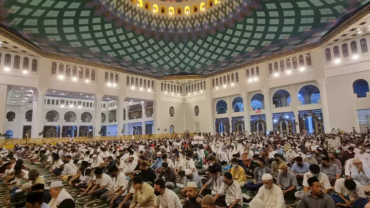 10 Ribu Jemaah Penuhi Masjid Al-Akbar di Malam Qiyamul Lail