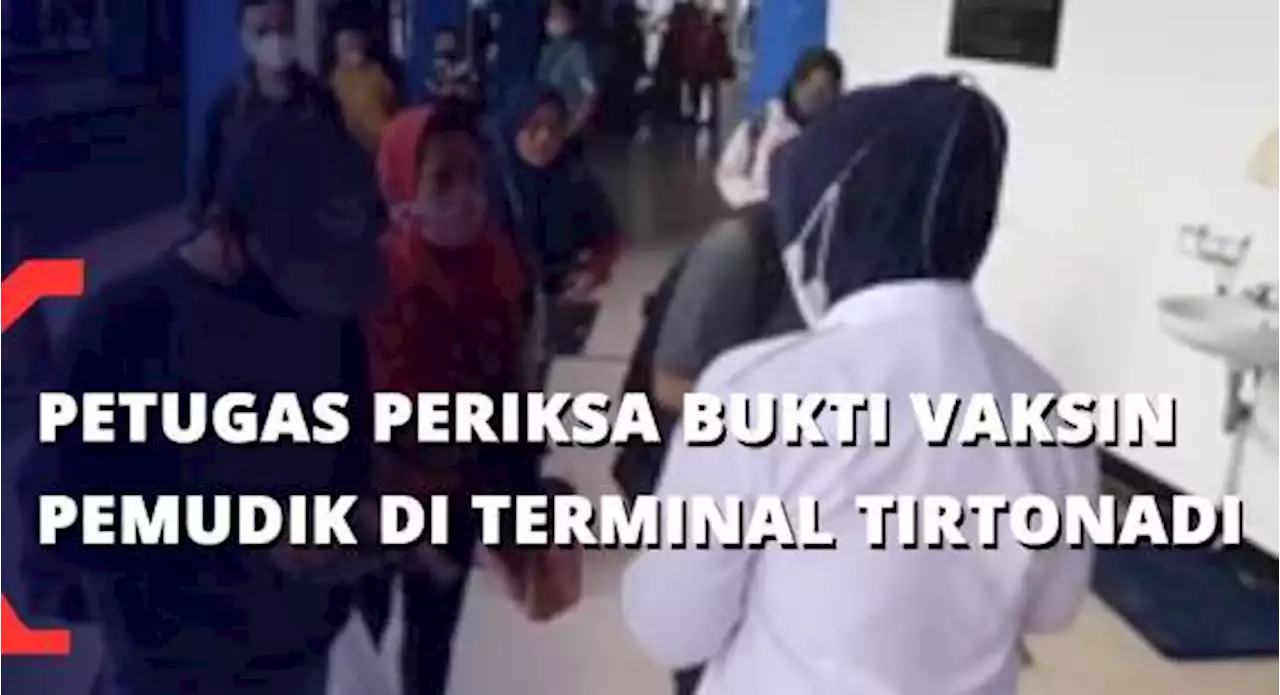 Petugas Periksa Bukti Vaksin Pemudik di Terminal Tirtonadi