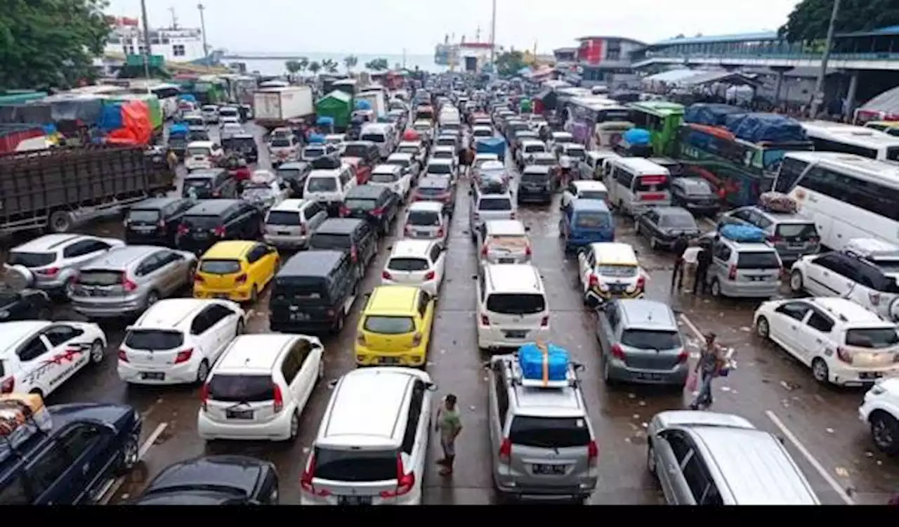 Update Kondisi Lalu Lintas Pelabuhan Merak, Kemacetan Mengular hingga Tol Jakarta-Tangerang