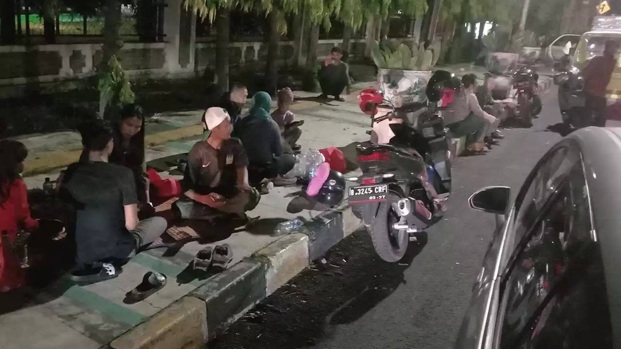 Jalan Arteri Menuju Pelabuhan Merak Macet 10 Km, Pemudik Sahur di Trotoar