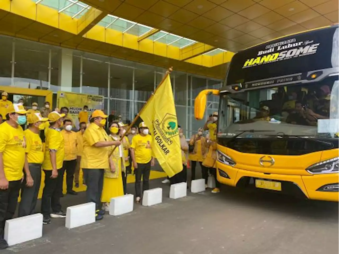 Mudik Gratis Bareng Partai Golkar, Airlangga Lepas 880 Pemudik