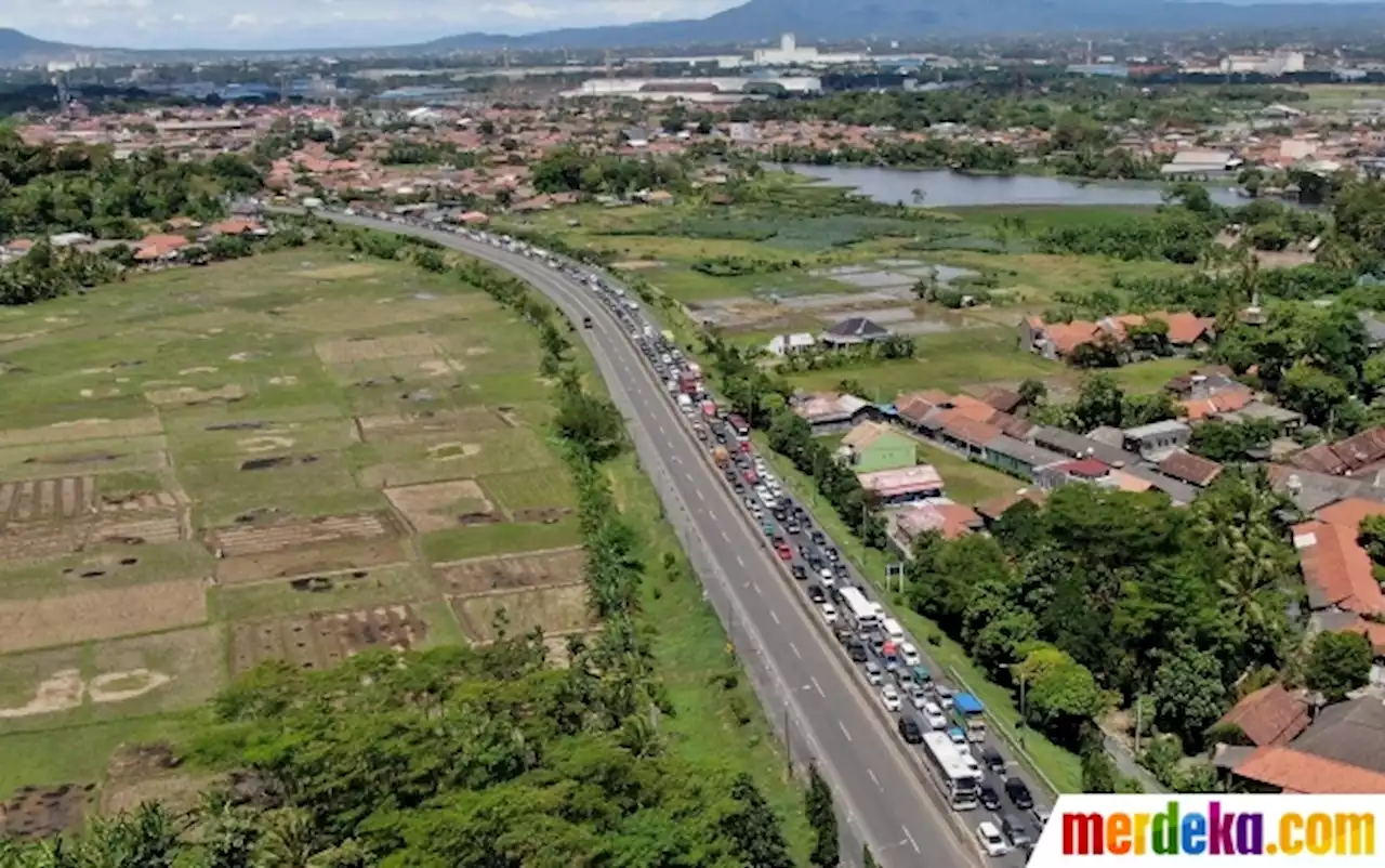 Foto : Kemacetan Pemudik Arah Pelabuhan Merak Capai 7 Km | merdeka.com