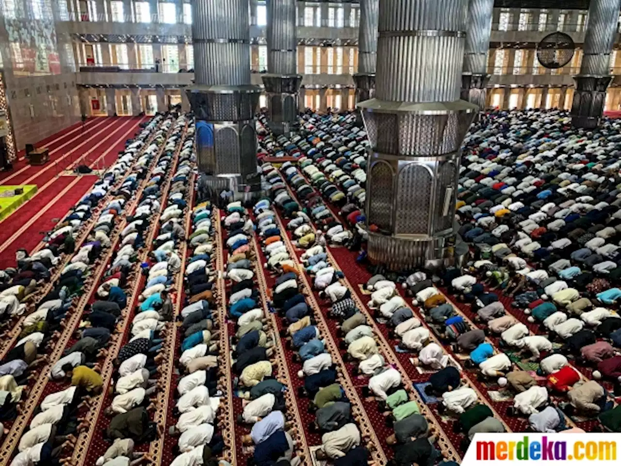 Foto : Salat Jumat Terakhir Ramadan di Masjid Istiqlal | merdeka.com