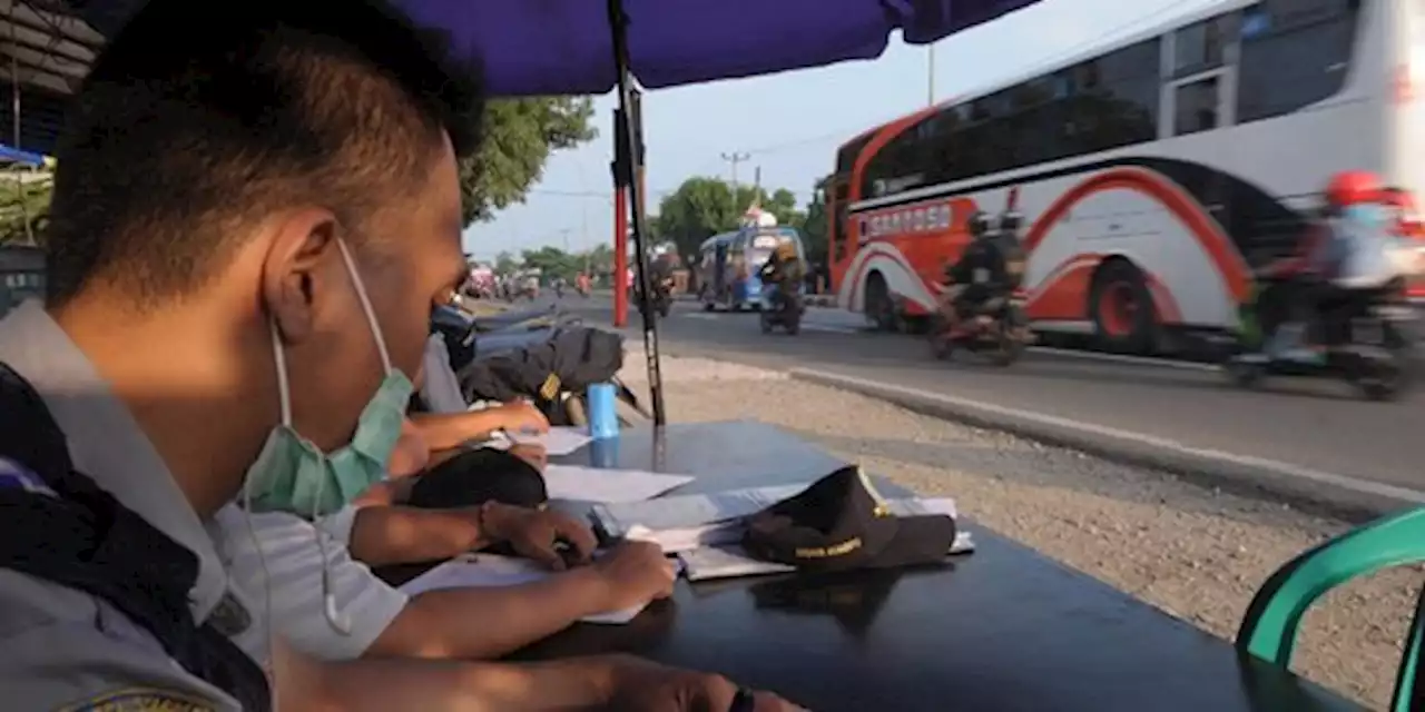 Imbas Tol Diberlakukan One Way, Jalur Cirebon Ramai dari Arah Jakarta dan Jateng | merdeka.com