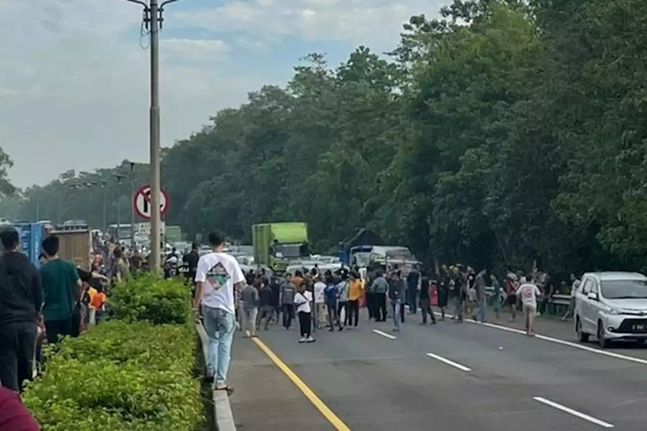 Warga Geram hingga Blokir Jalan di Tol Cipularang, Protes Pemberlakuan One Way - Pikiran-Rakyat.com