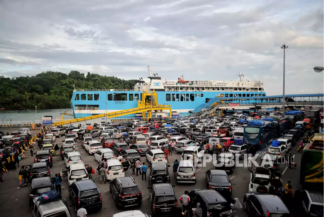 Menhub Minta Pelabuhan Merak Terapkan Ini Cegah Kepadatan |Republika Online