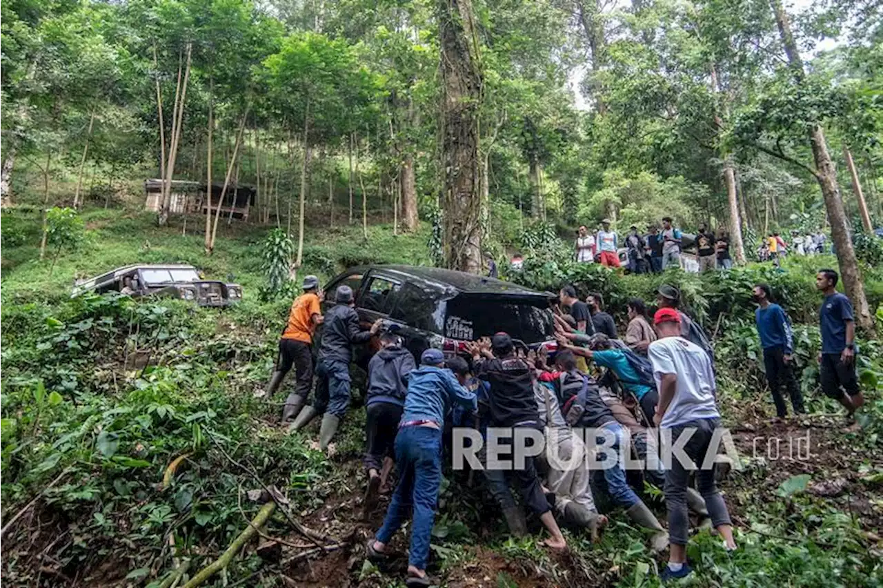 Mobil Pemudik Jatuh ke Jurang di Lintas Jalan Menuju Kabupaten Kerinci |Republika Online