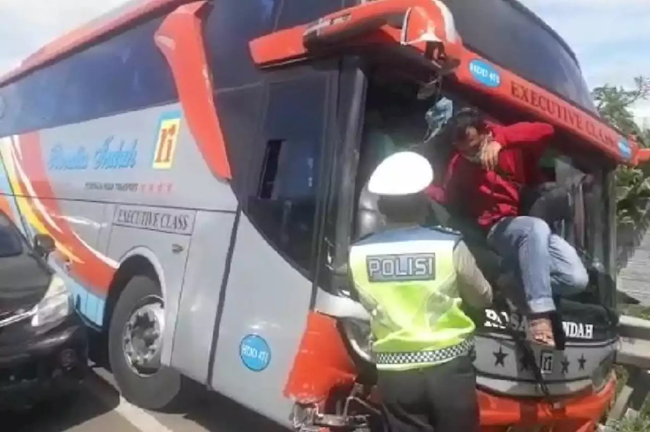 Bus Tabrak 3 Minibus yang Terjebak Kemacetan di Tol Tangerang-Merak