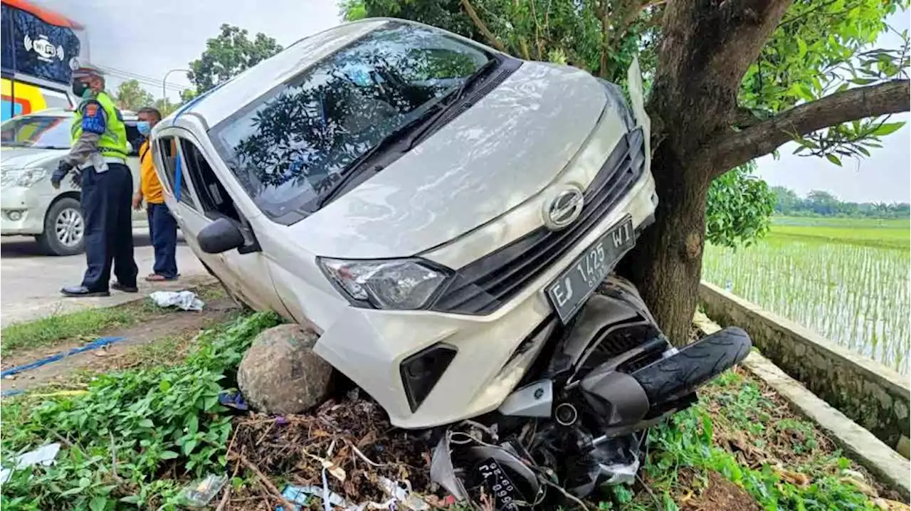 Kecelakaan di Jalur Pantura, Mobil Tabrak Motor Pemudik hingga Tersangkut Pohon