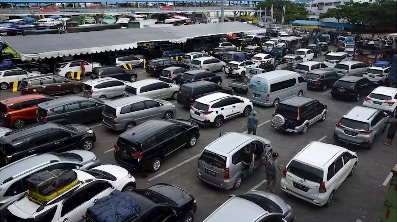 Pelabuhan Merak Macet Total, Kemacetan Nyaris Hingga Dalam Kota Cilegon