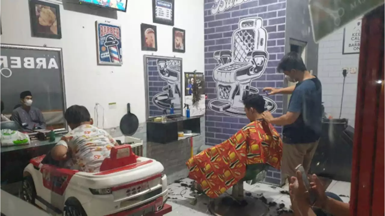 Jelang Lebaran, Jasa Potong Rambut di Kudus Dulang Berkah