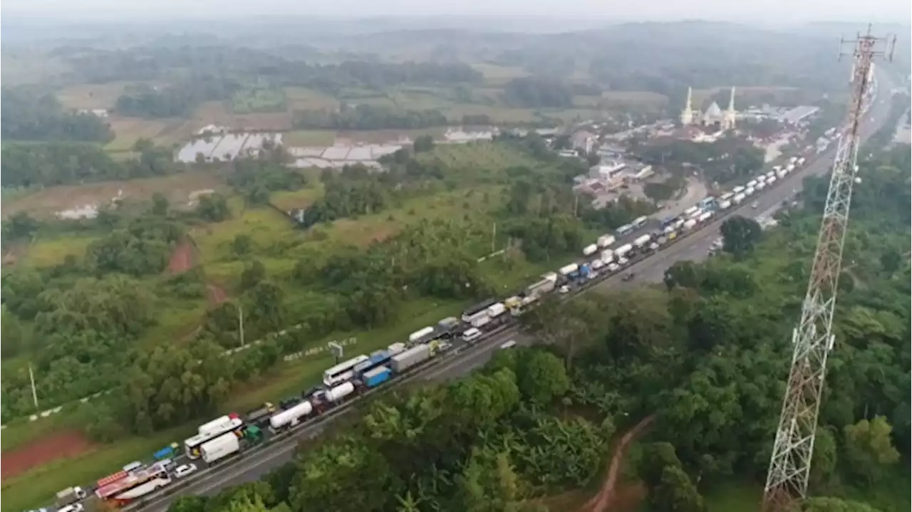 One Way Arus Mudik, Tol Cipularang Arah Jakarta Lumpuh