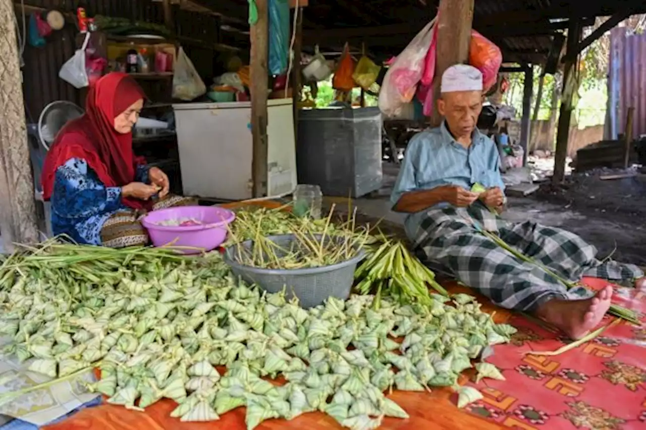 Jual lebih 7,000 ketupat palas menjelang Aidilfitri