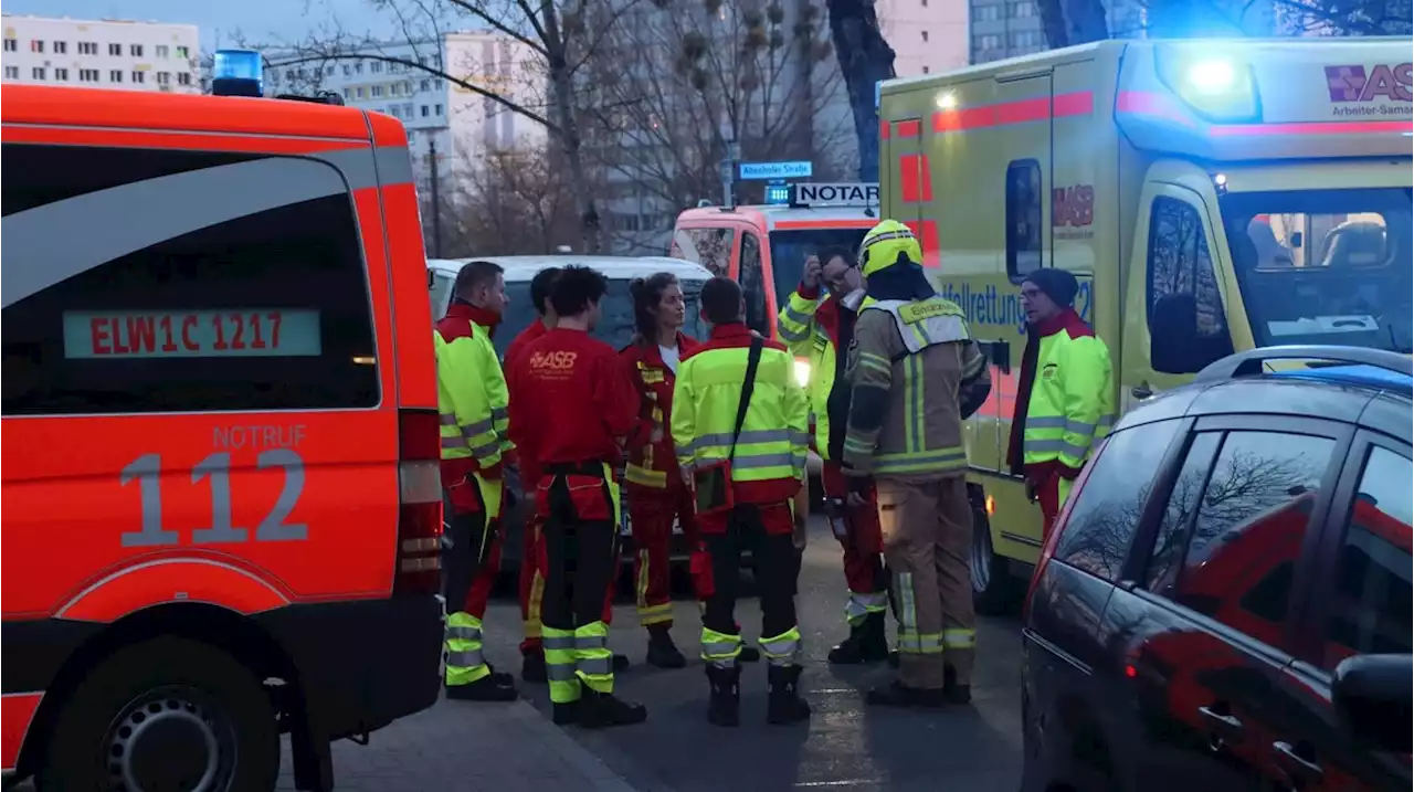 Lichtenberg: Junge stürzt aus achtem Stock, schwer verletzt