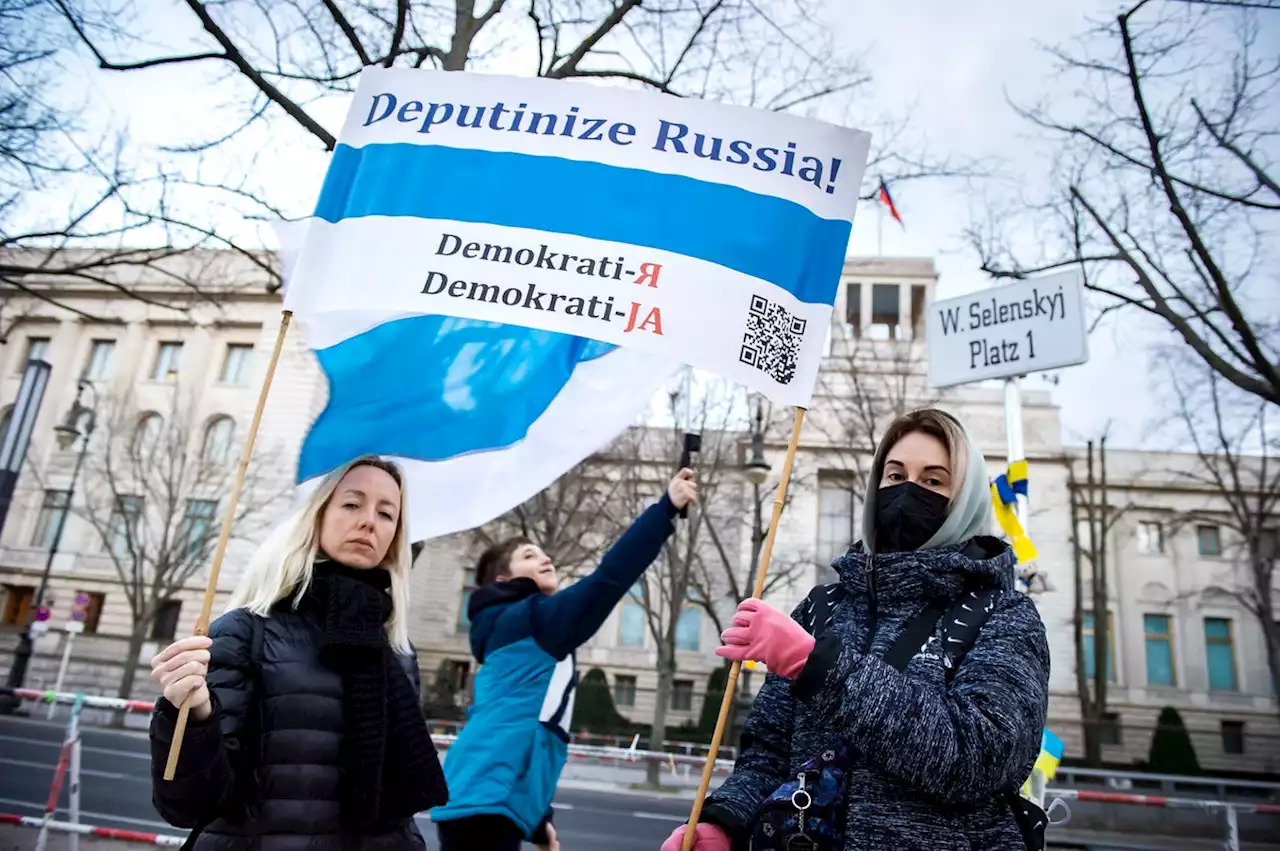 Russen in Berlin gegen Putin: „Hisst die weiße Flagge!“