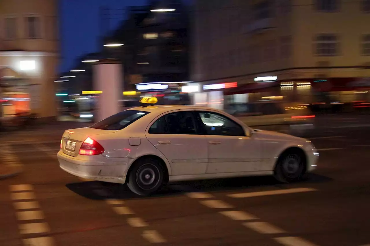 Unfallflucht: Mann von Taxi mitgeschleift und lebensgefährlich verletzt