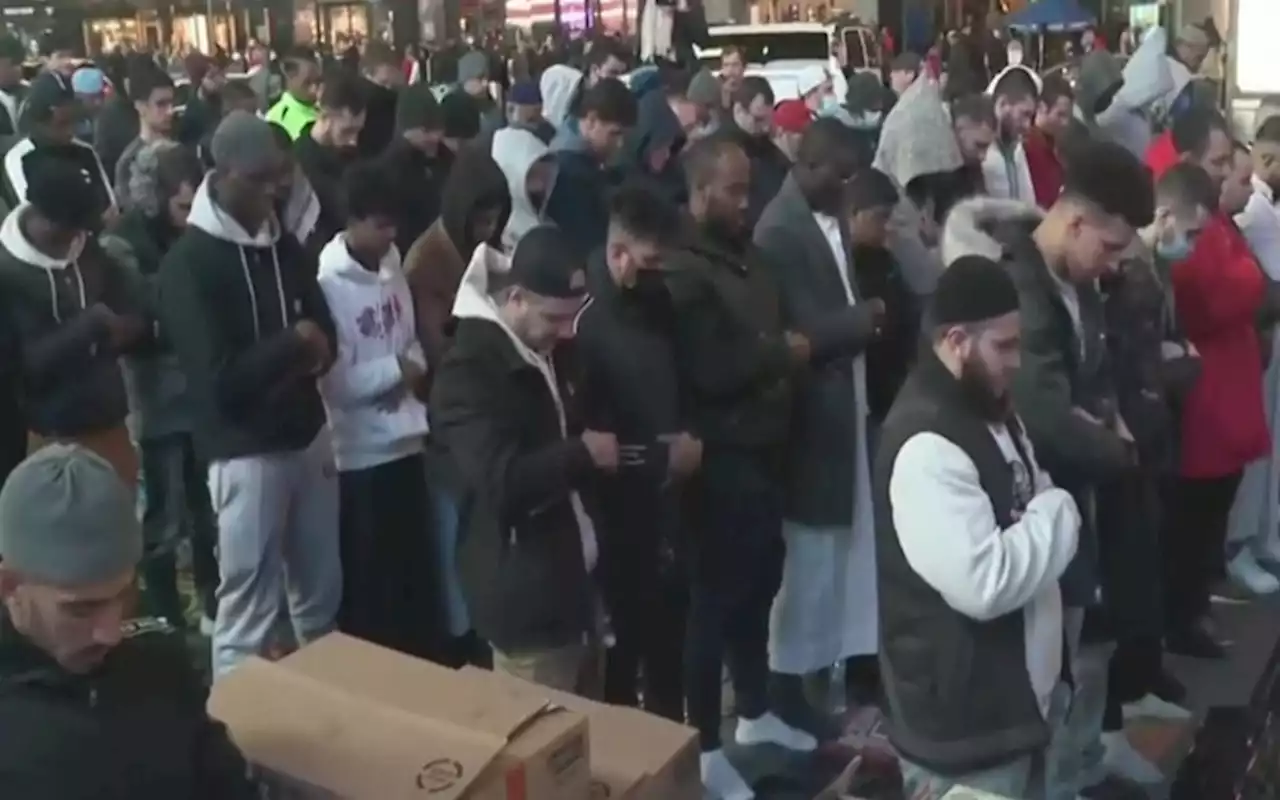 Video Ratusan Orang Salat Tarawih dan Buka Puasa Pertama di Times Square New York | Kabar24 - Bisnis.com