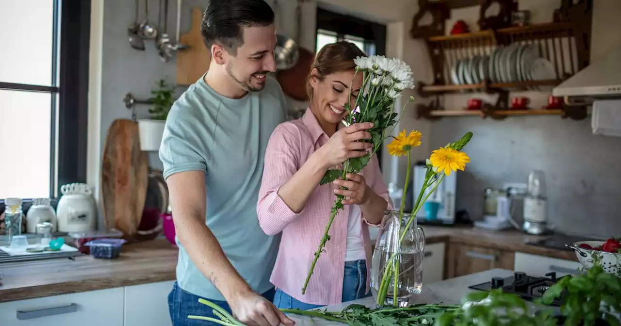 Minimalistischer Deko-Trick: So arrangierst du auch wenige Blumen in einer Vase