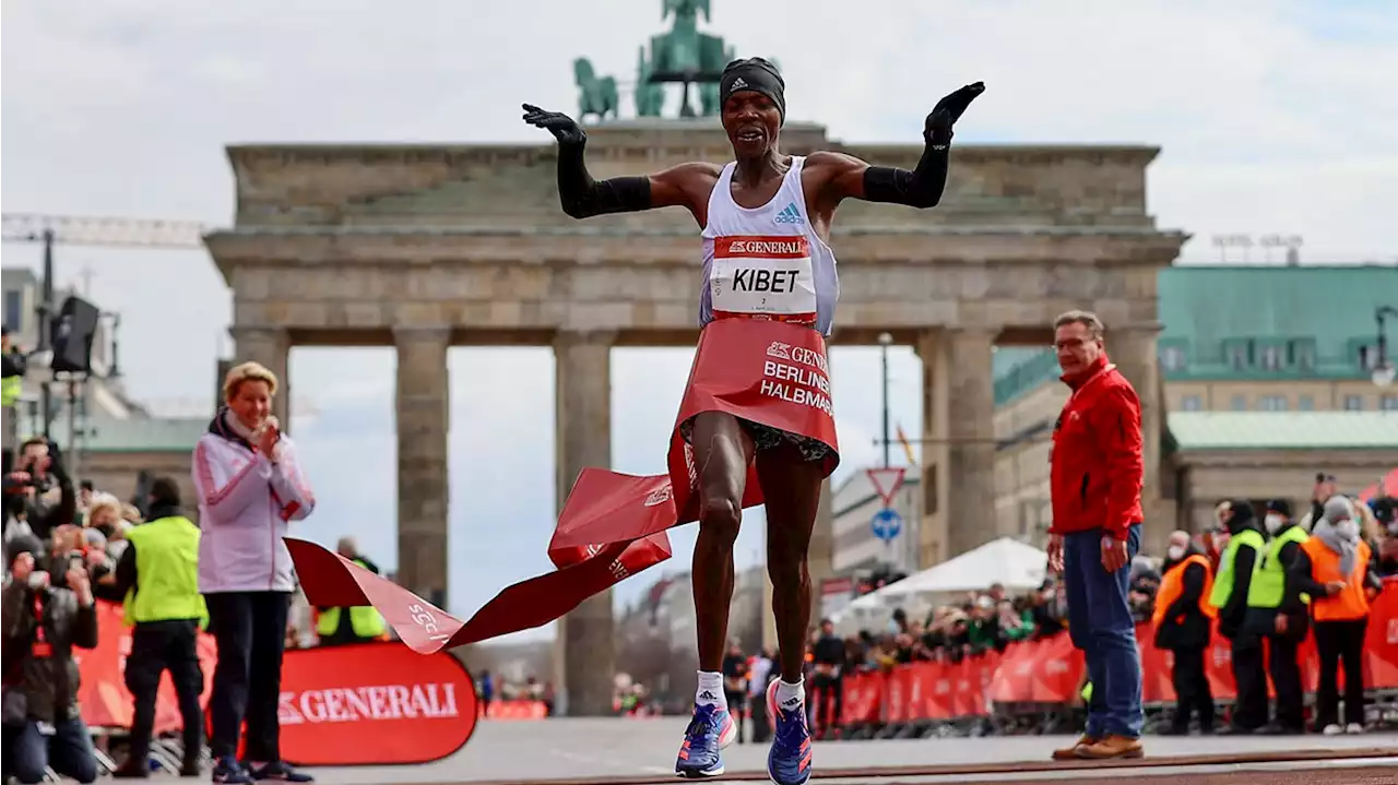 Erste Läufer beim Berliner Halbmarathon im Ziel