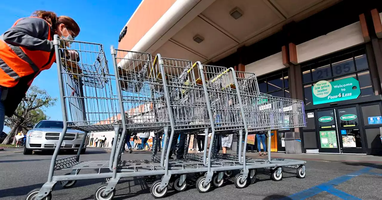 Southern California grocery workers prepare for a strike