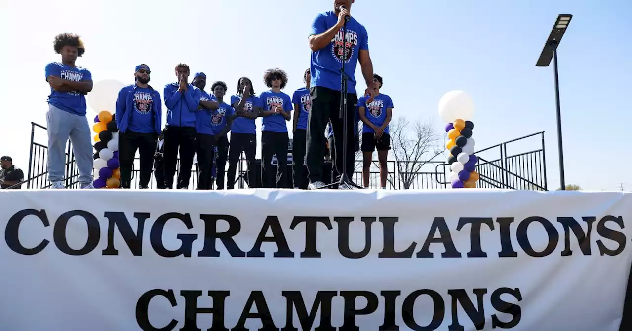 ‘Stop and celebrate’: Parade recognizes championships by 6 southern Dallas County schools