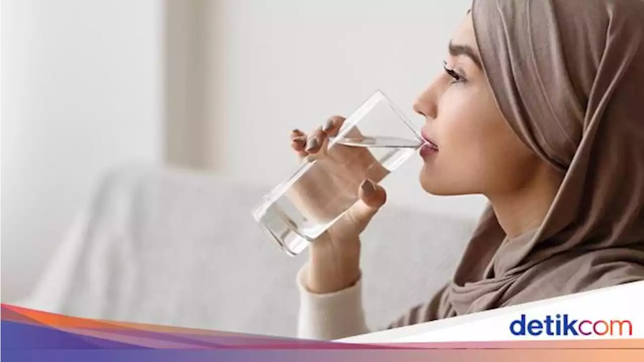 Tips Minum Air Putih saat Puasa Biar Nggak Haus Seharian