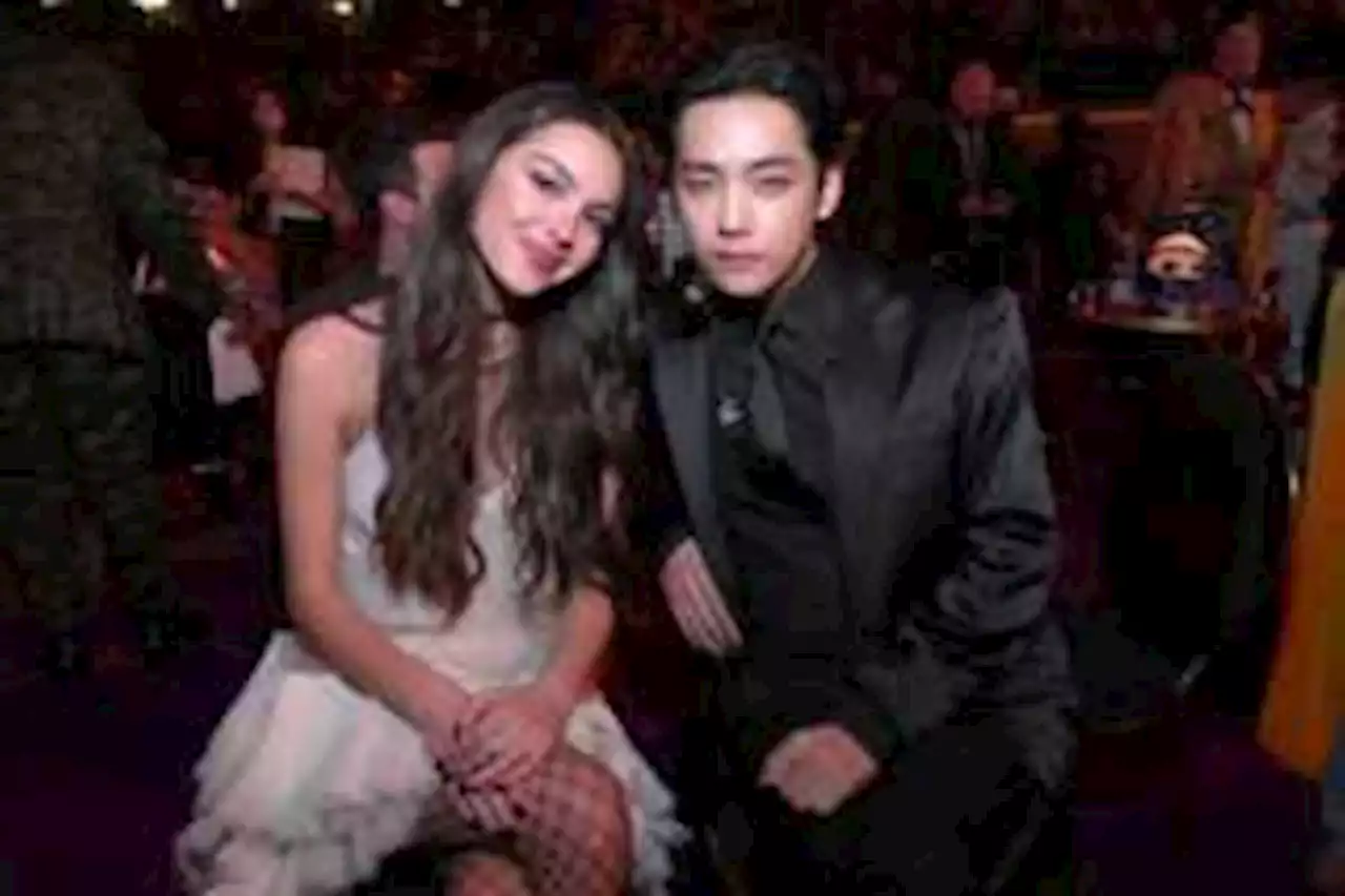 Momen-momen Viral V BTS di Grammy 2022: Merayu Olivia Rodrigo hingga Merokok…