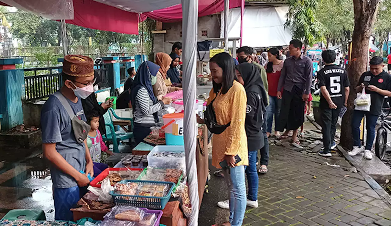 Semarak Bazar Takjil di Alun-alun Kraksaan yang Selalu Dinanti