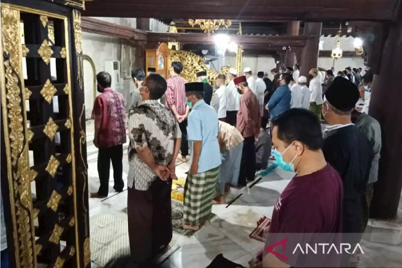 Unik, Begini Prokes Salat Tarawih di Masjid Gedhe Kauman, Bisa Dicontoh