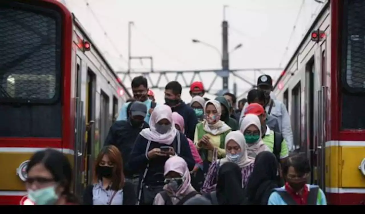 KAI Commuter Izinkan Penumpang Berbuka Puasa di Dalam KRL