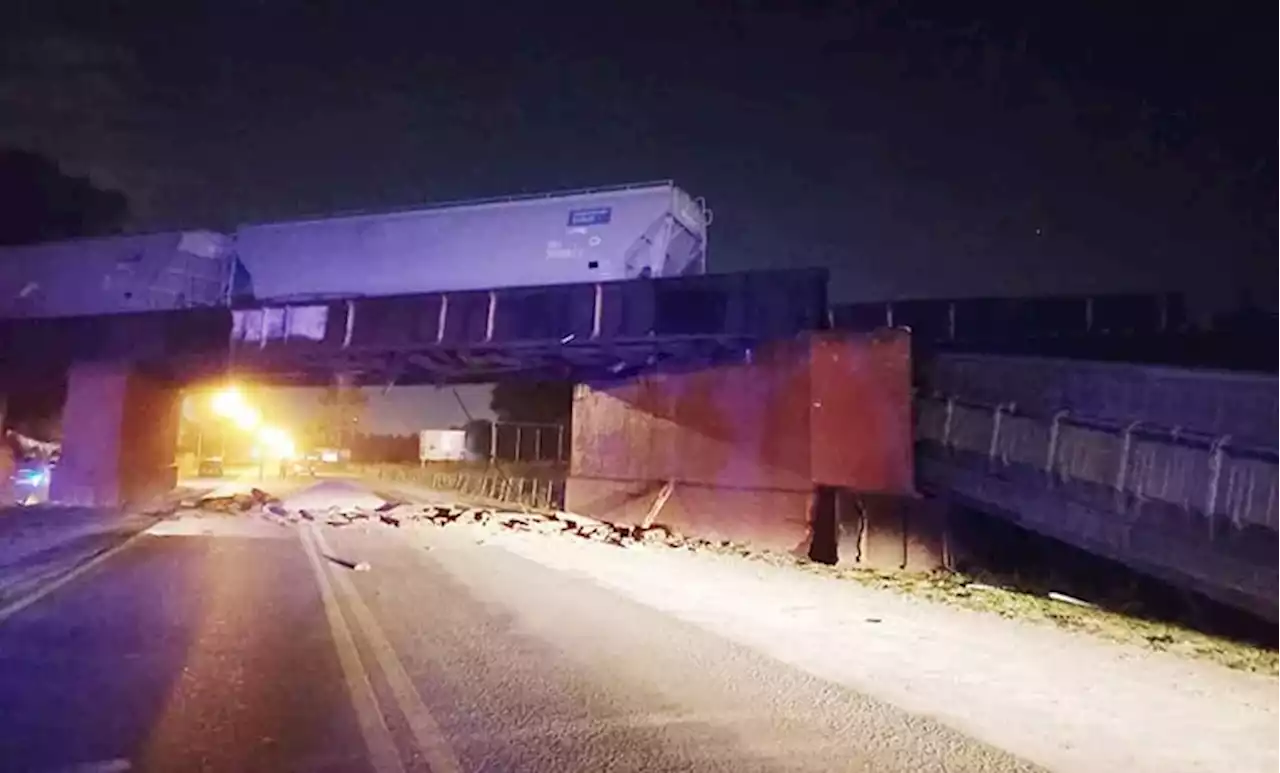 Santa Fe: un tren descarriló y provocó el desmoronamiento de un puente