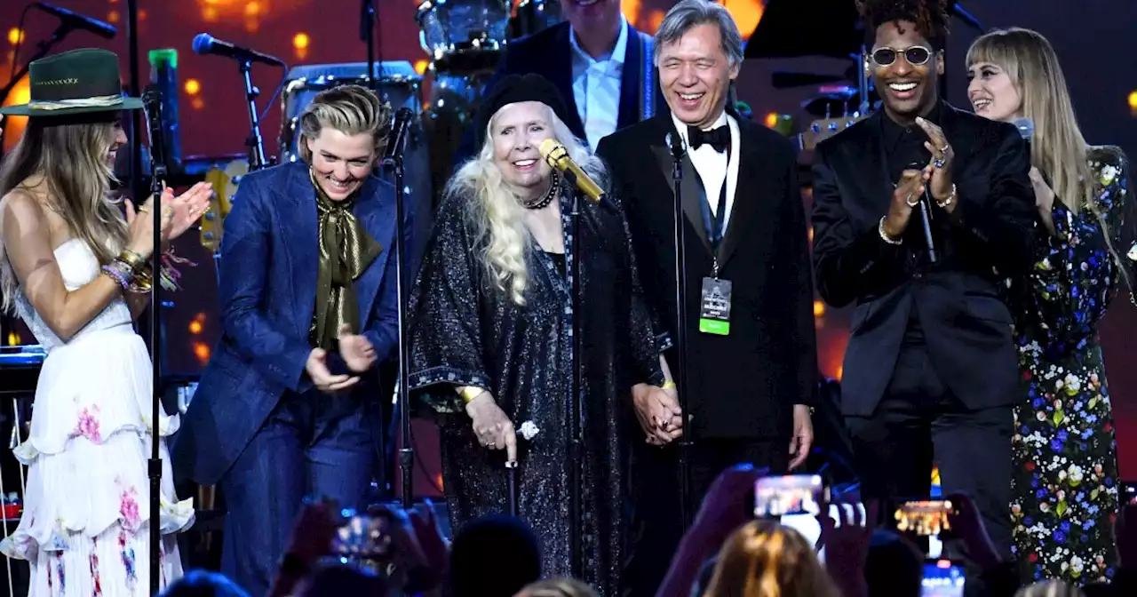 After a long night of tributes, Joni Mitchell takes the stage at MusiCares gala