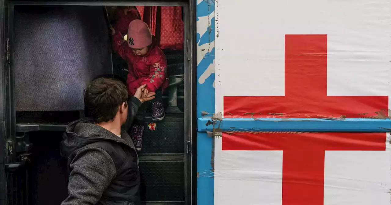 Guerre en Ukraine: pourquoi la Croix-Rouge est-elle au cœur des critiques?