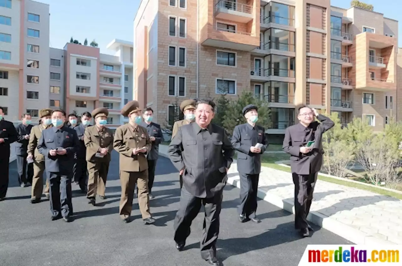 Foto : Semringah Kim Jong-un Tinjau Proyek Perumahan Mewah Korea Utara | merdeka.com