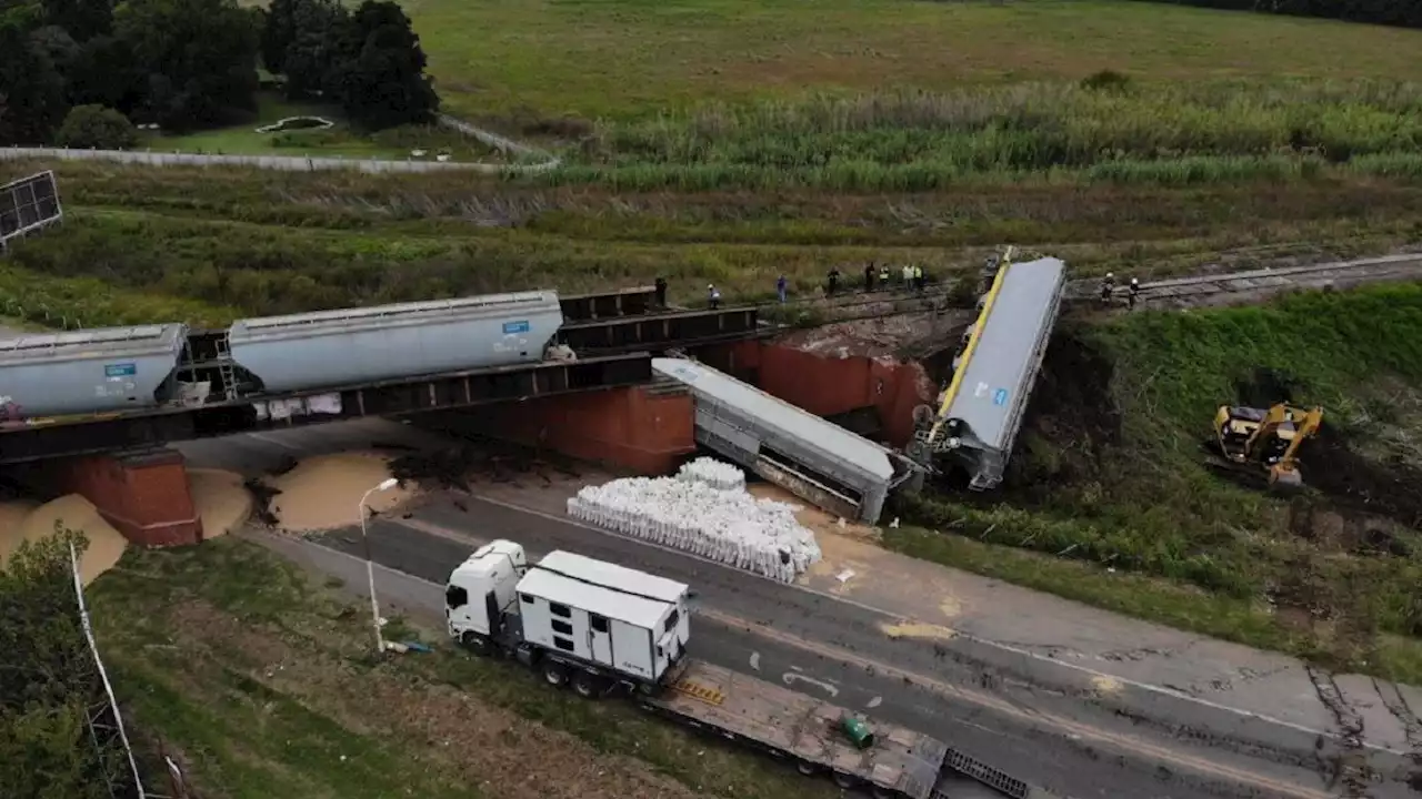 Rosario: colapsó el puente ferroviario 'La Virginia' y cayó un tren a la ruta